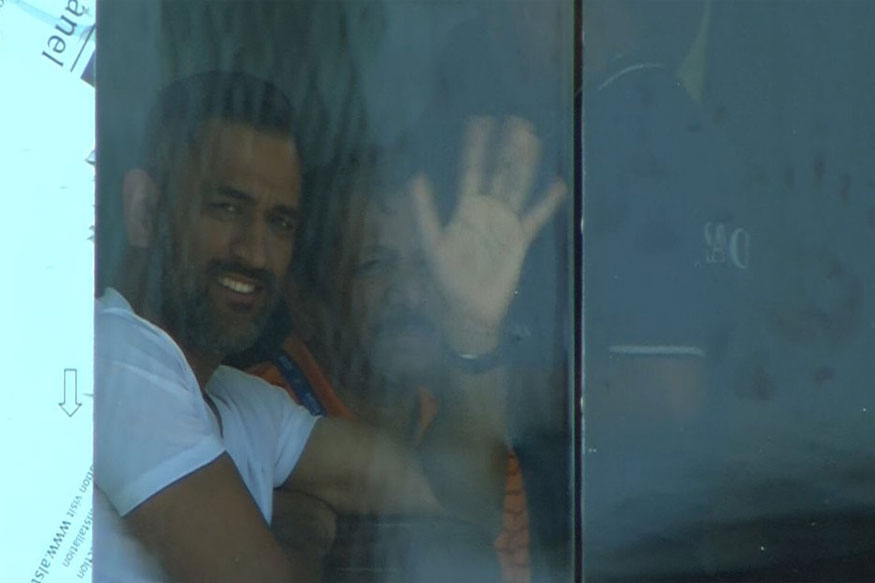 mahendrasinghdhoniturnedupforhistoricranchitesttosupportviratkohliandboys!